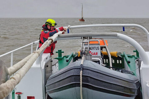 Crew of a flat-bottomed vessel in distress in the North Sea - sea rescuers had to set sail